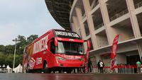 Sebuah bus baru yang akan menjadi sarana transportasi Timnas Indonesia diperkenalkan jelang laga FIFA Matchday melawan Timnas Argentina di Stadion Utama Gelora Bung Karno, Jakarta, Minggu (18/6/2023). Bus tersebut akan digunakan untuk kepentingan Timnas Indonesia berbagai kelompok umur dan sepak bola wanita. (Bola.com/Bagaskara Lazuardi)