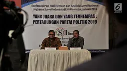 Peneliti LSI Denny JA, Ardian Sopa (kanan) didampingi Rully Akbar memaparkan hasil survei bertajuk "Yang Juara dan Yang Terhempas: Pertarungan Partai Politik 2019" di Kantor LSI, Jakarta, Selasa (8/1). (Merdeka.com/Iqbal S. Nugroho)