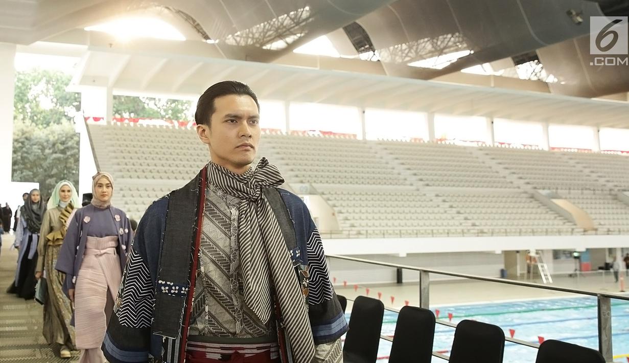 Model berjalan di catwalk pada pembukaan Muffest 2020 di Aquatic Stadium, Jakarta, Jumat (30/8/2019). Diharapkan melalui Muffest dapat memajukan ekonomi dan potensi fashion muslim dari bawah, agar target Indonesia sebagai kiblat fashion muslim dunia dapat terwujud. (Fimela.com/Bambang E.Ros)