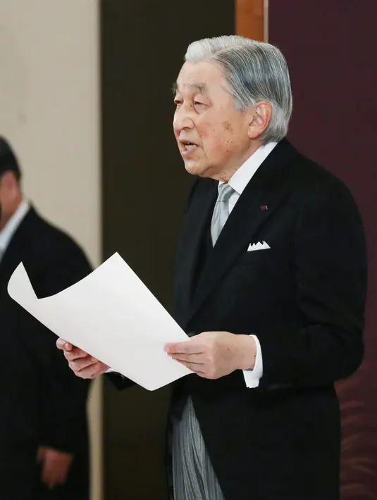 Kaisar Akihito menyampaikan pidato saat upacara turun takhta di Istana Kekaisaran, Tokyo, Jepang, Jumat (30/4/2019). Dalam pernyataan terakhirnya sebagai kaisar, Akihito berharap kekaisaran selanjutnya bisa membuat Jepang tetap makmur. (Japan Pool/Pool via REUTERS)