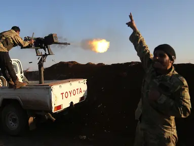 Tentara Pembebasan Suriah (FSA) yang didukung Turki memborbardir Unit Pertahanan Rakyat Kurdi (YPG) di Desa Um al-Hosh, Afrin, Suriah, Sabtu (20/1). Pasukan Turki mulai menembaki markas YPG Afrin dari perbatasan provinsi Hatay. (Foto DHA-Depo via AP)