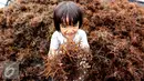 Seorang anak menunjukkan hasil panen petani rumput laut selama 40 hari di Kelurahan Manggar, Balikpapan Timur, Jumat (15/4). Program CSR Pertamina telah mensejahterakan masyarakat di RT.53 Kelurahan Manggar. (Liputan6.com/Fery Pradolo)