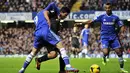 Duel perebutan bola dua penyerang antara Fernando Torres dengan Sergio Aguero (AFP/Ben Stansall)