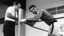 Muhammad Ali bersama pelatih Angelo Dundee jelang pertarungannya dengan petinju Ernie Terrell di Astrodome, Houston, Texas, (6/2/1967). Petinju yang dulunya bernama Cassius Marcellus Clay meninggal akibat penyakit Parkinson. (REUTERS/Action Images/MSI)