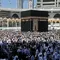 Umat Muslim melaksanakan Tawaf mengelilingi Kakbah di Masjidil Haram, Makkah, Kamis (27/2/2020). Suasana Masjidil Haram berjalan normal pascapengumuman Pemerintah Arab Saudi melarang sementara jemaah umrah ke Tanah Suci terkait pencegahan penyebaran virus korona. (Abdulghani BASHEER/AFP)