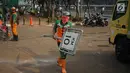 Petugas membersihkan sampah sisa bentrok antara mahasiswa dan polisi dalam unjuk rasa di depan Gedung DPR RI, Jakarta, Rabu (25/9/2019). Bentrokan pada Selasa (24/9/2019) menyisakan sampah yang memenuhi kawasan di sekitar Gedung DPR. (Liputan6.com/Immanuel Antonius)