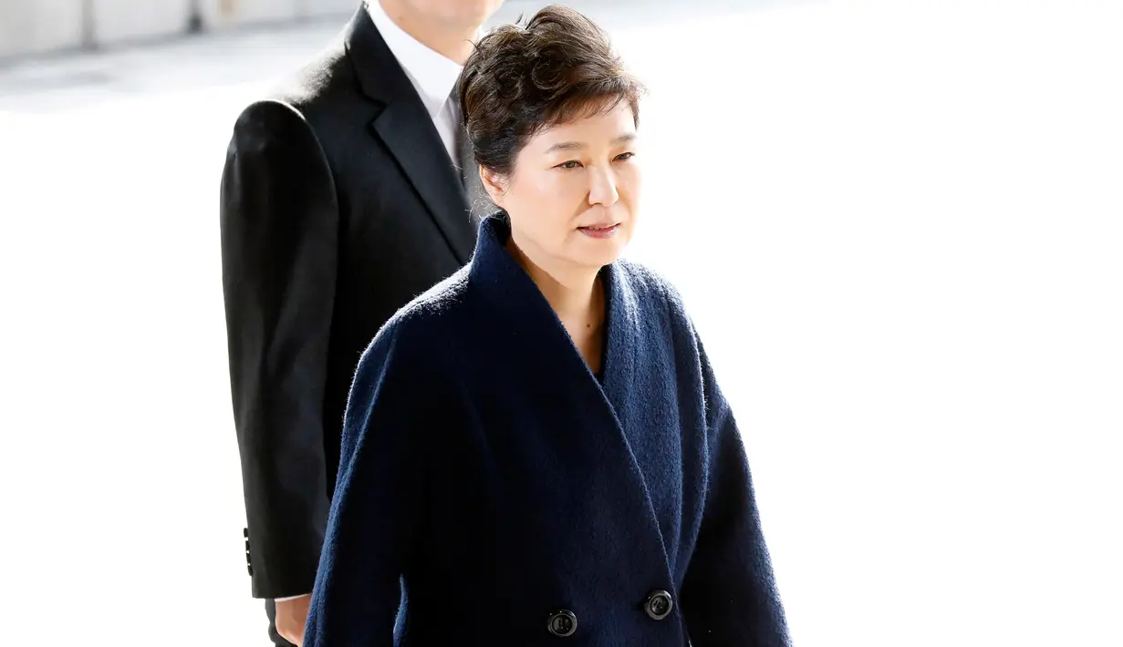 Mantan Presiden Korea Selatan (Korsel), Park Geun-hye tiba di gedung kejaksaan, Seoul, Selasa (21/3). Selain meminta maaf, Park juga berjanji akan bersikap kooperatif terhadap proses hukum yang akan berjalan. (Kim Hong-ji/Pool Photo via AP)
