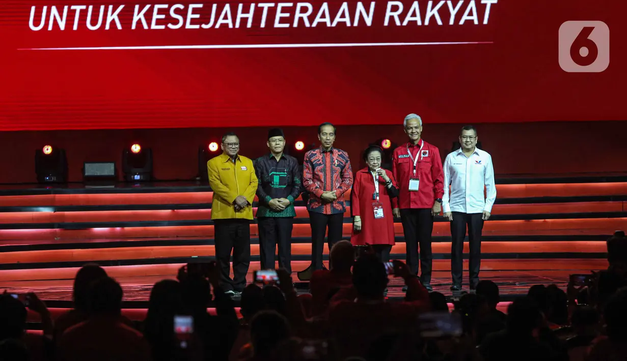 Foto bersama Ketua Umum DPP PDIP Megawati Soekarnoputri, Bakal Capres Ganjar Pranowo, dan Presiden Joko Widodo atau Jokowi dengan partai pengusung yakni Plt Ketua Umum Partai Persatuan Pembangunan (PPP) Muhamad Mardiono, Ketua Umum Partai Perindo Hary Tanoesoedibjo. (Liputan6.com/Angga Yuniar)