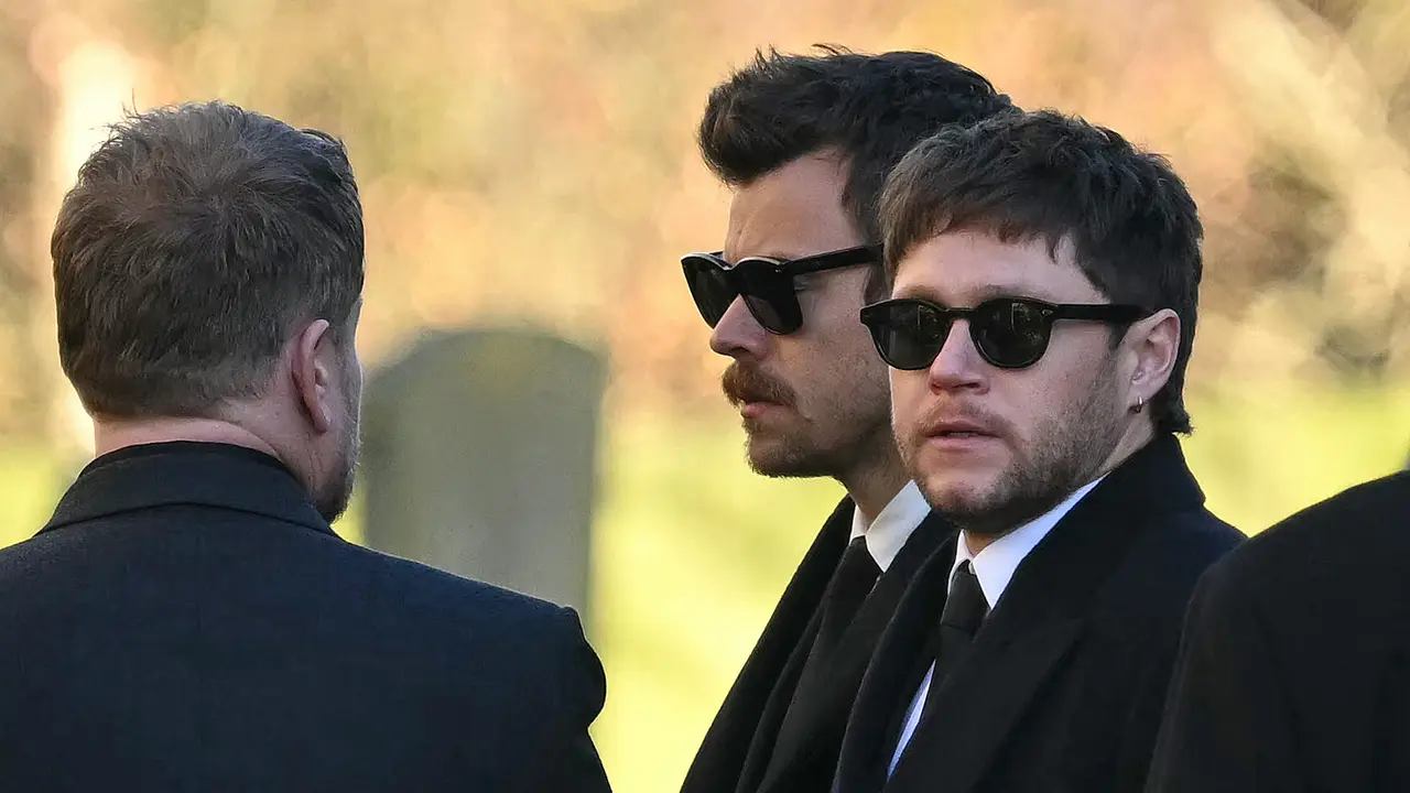 Harry Styles dan Niall Horan dalam pemakaman Liam Payne. (JUSTIN TALLIS / AFP)