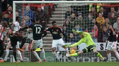 Kiper Manchester United, David De Gea, mencetak gol bunuh diri setelah gagal membendung serangan pemain Sunderland dalam laga Liga Inggris di Stadium of Lights, Sunderland, Sabtu (13/2/2016) malam WIB. (AFP/Oli Scarff)
