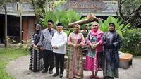 Wakil Presiden KH Ma'ruf Amin didampingi Wakil Gubernur Jawa Tengah Taj Yasin Maemoen dan Wali Kota Semarang Hevearita G Rahayu berfoto bersama di depan Sanggar Batik Semarang 16 dan menggelar konferensi pers. Foto: liputan6.com/dok.Sanggar Batin Semarang 16/edhie prayitno ige.