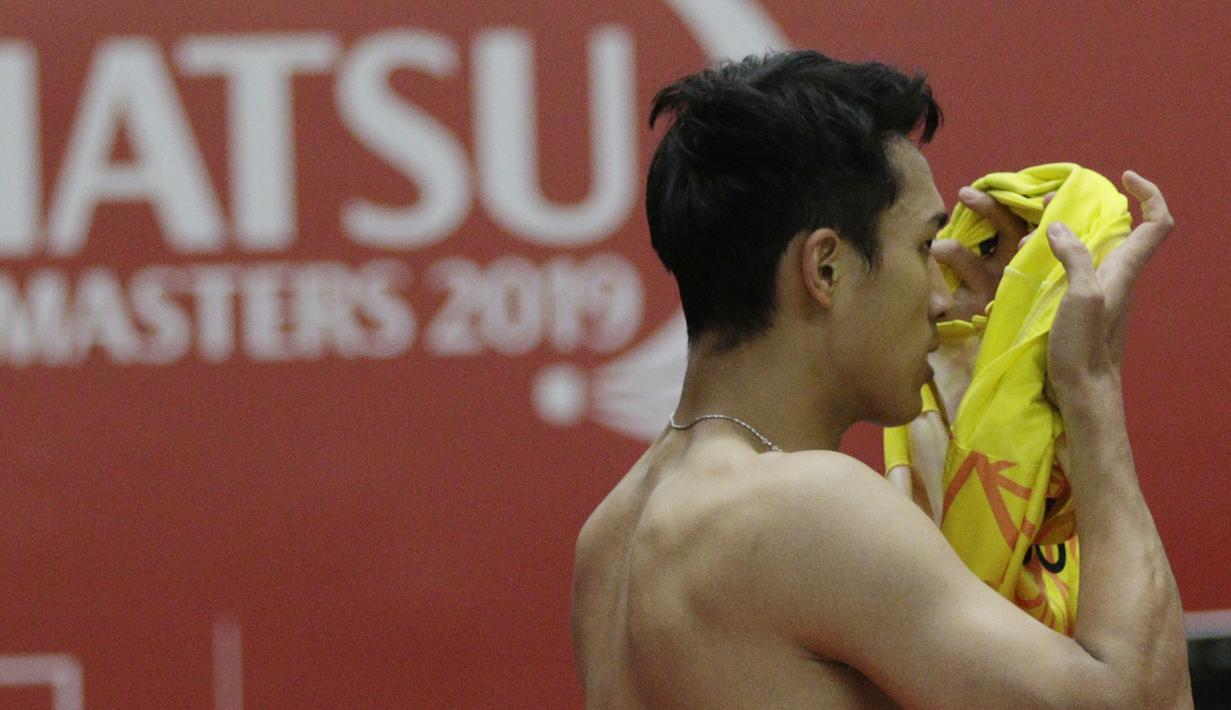 Tunggal putra Indonesia, Jonatan Christie, mengganti baju saat melawan tunggal China pada Indonesia Masters 2019 di Istora Senayan, Jakarta, Kamis (24/1). Jonatan lolos ke perempat final. (Bola.com/M. Iqbal Ichsan)