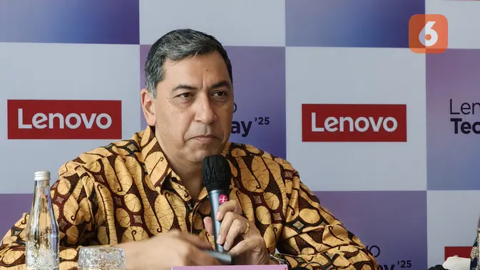 <p>Sumir Bhatia, Presiden Infrastructure Solutions Group, Lenovo Asia Pacific saat menjelaskan studi Lenovo CIO Playbook 2025 di Jakarta. (Liputan6.com/ Yuslianson)</p>