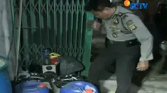 Polisi menyita enam drum bbm hasil penyulingan minyak ilegal asal Bayat, Bayung Lincir, Sumatera Selatan.