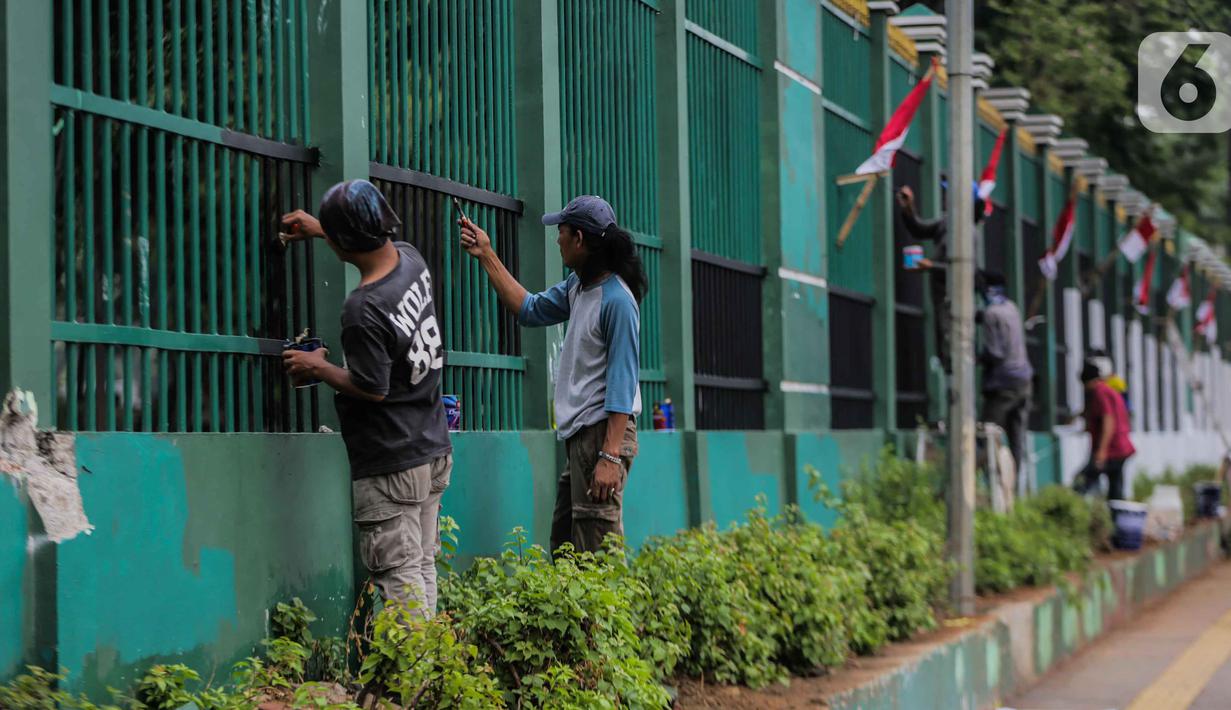 Pekerja melakukan pengecatan pagar di kompleks Parlemen Gedung DPR/MPR, Senayan, Jakarta., Rabu (16/10/2019). Jelang pelantikan presiden dan wakil presiden pada 20 Oktober, berbagai persiapan dilakukan Gedung DPR, salah satunya mempercantik pagar di depan pintu masuk. (Liputan6.com/Faizal Fanani)