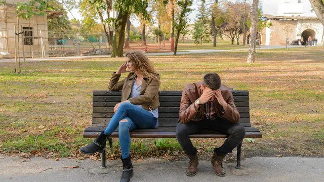 Pasangan Menghindar Saat Ada Pembahasan Serius