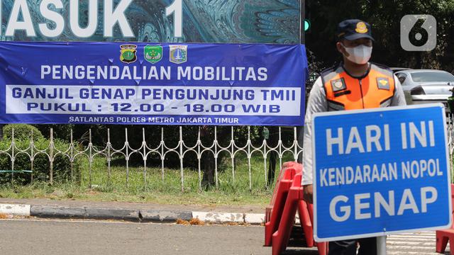 FOTO: Pengendalian Mobilitas Ganjil Genap Pengunjung TMII