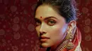 Sudah tak perlu diragukan lagi kecantikan Deepika Padukone. Selain punya wajah yang cantik, ia punya mata yang indah. (Foto: instagram.com/deepikapadukone)