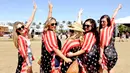 Sejumlah wanita penggemar musik country berpose bersama saat menghadiri Festival musik Stagecoach di Empire Polo Club di Indio, California, 29 April 2016. (AFP PHOTO /Frazer Harrison)