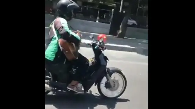6 Aksi Nyeleneh Orang Saat Main Gitar Ini Bikin Tepuk Jidat