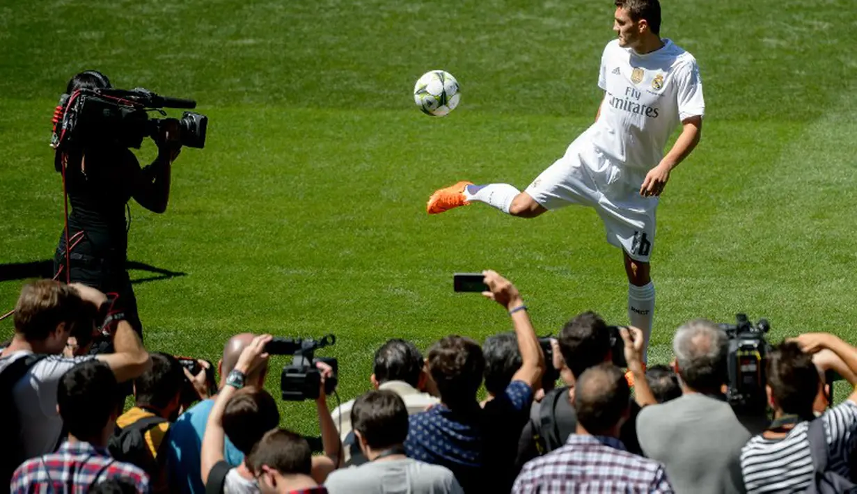 Mateo Kovacic saat diperkenalkan sebagai pemain baru Real Madrid di Stadion Santiago Bernabeu. (19/8/2015). (AFP Photo/Dani Pozo)