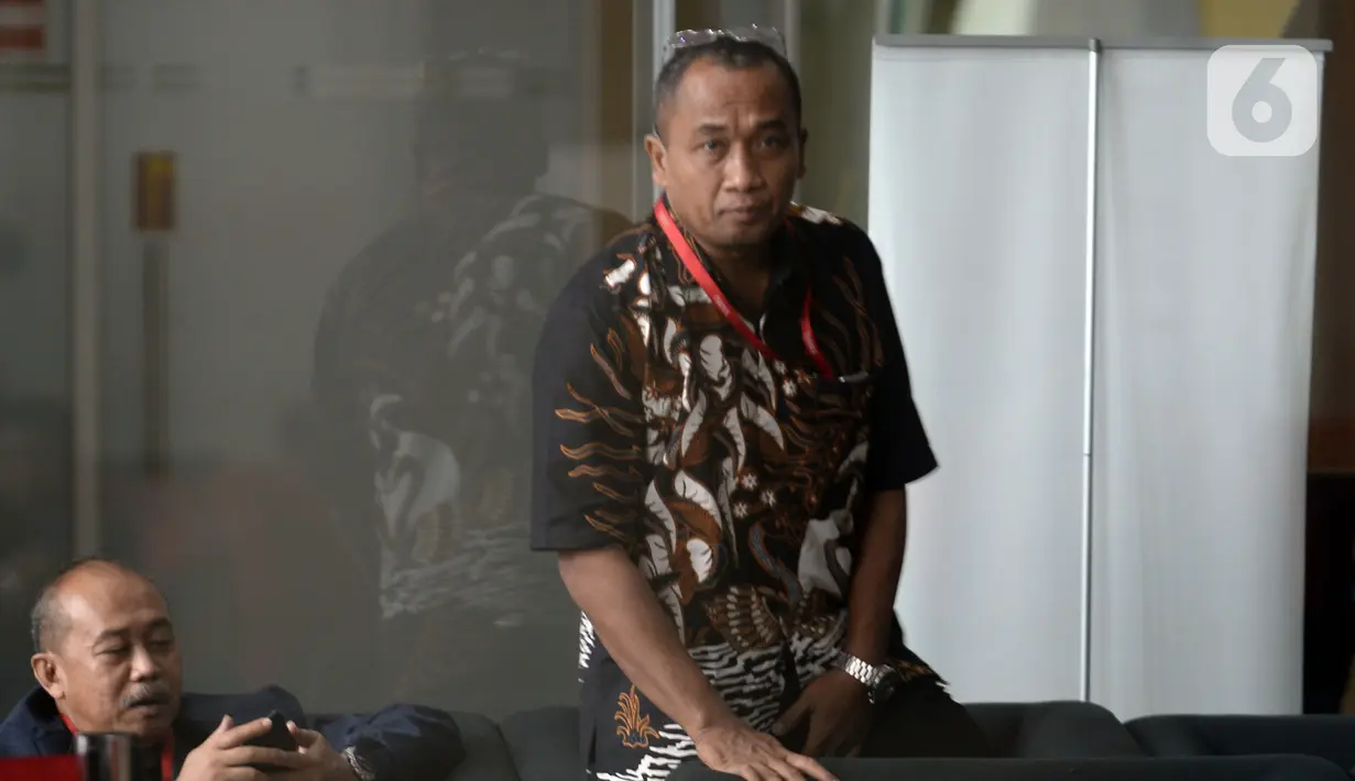 Kalapas Kembangkuning, Cilacap, Jawa Tengah, Unggul Widyo Saputro menunggu di lobi Gedung KPK, Jakarta, Kamis (27/2/2020). Unggul diperiksa sebagai saksi untuk tersangka mantan Kalapas Sukamiskin Wahid Husein terkait dugaan suap pemberian fasilitas di Lapas Sukamiskin. (merdeka.com/Dwi Narwoko)