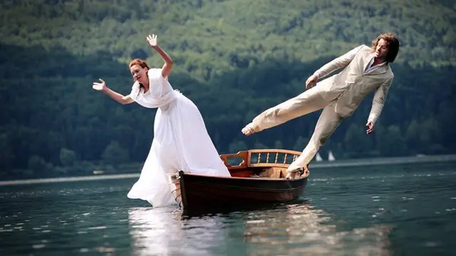 6 Foto Prewedding di Sungai Ini Penuh Perjuangan, Bikin Ngakak