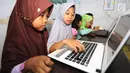 Anak-anak belajar internet saat pelatihan program Kebumen Desa Digital di Desa Tambakprogaten, Kabupaten Kebumen, Jateng, Minggu (6/5). Pelatihan tersebut juga digelar untuk remaja dan dewasa di desa sekitar. (Liputan6.com/Fery Pradolo)