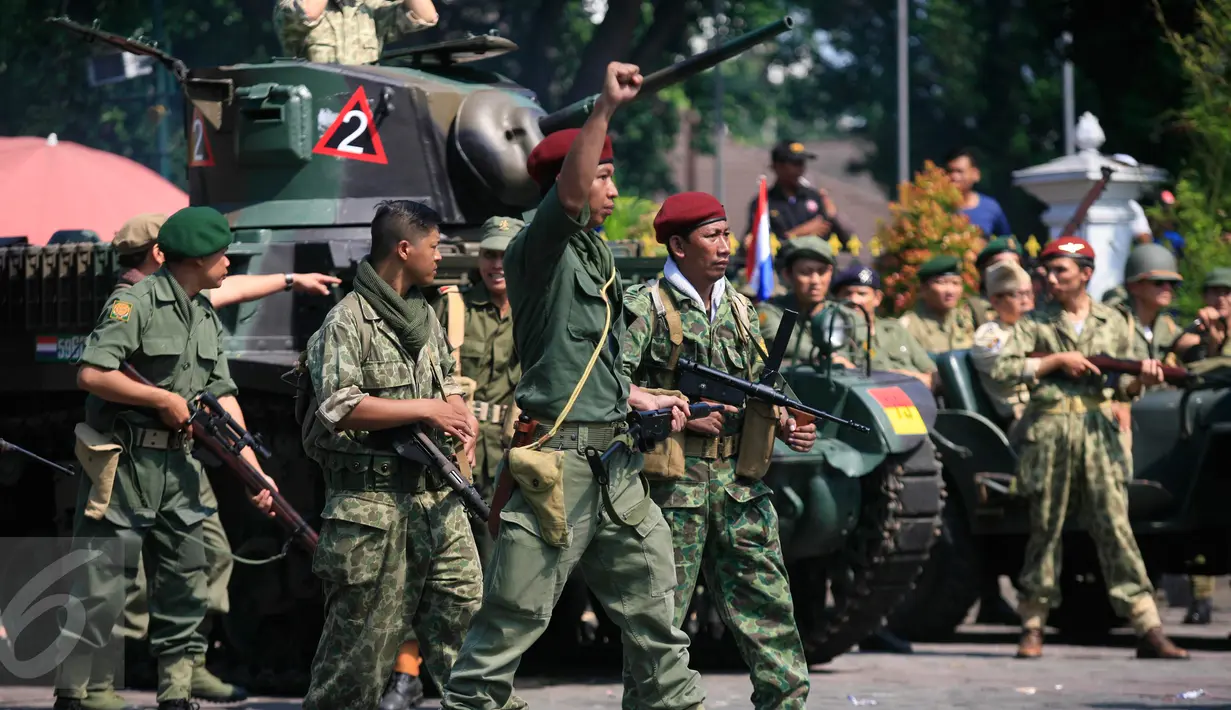 Sejumlah pasukan tentara belanda melakukan agresi militer pada teatrikal serangan umum 1 maret 1949 di beteng Vredeburg, Yogyakarta, (6/3). (Boy Harjanto)