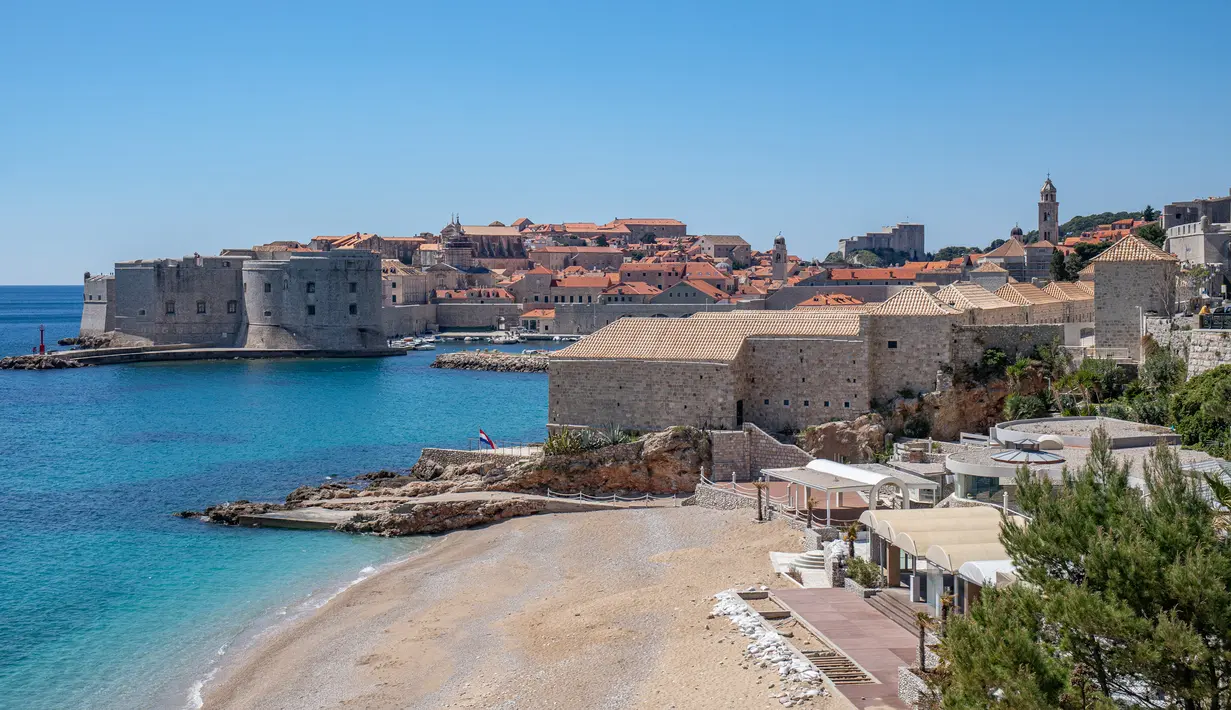 Pemandangan Kompleks Lazzarettos, sebuah fasilitas karantina abad pertengahan di Dubrovnik, Kroasia, Rabu (15/4/2020). Kompleks Lazzarettos yang dibangun pada abad ke-16 kini menjadi tempat rekreasi, perdagangan, dan hiburan. (Xinhua/Pixsell/Grgo Jelavic)