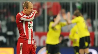 Reaksi dari Arjen Robben setelah Bayern Muenchen dipermalukan Borussia Dortmund 1-3 pada laga vital menuju gelar juara Bundesliga di Allianz Arena, 26 Februari 2011. AFP PHOTO/CHRISTOF STACHE