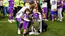 Kapten Real Madrid, Sergio Ramos, bersama istri dan anaknya merayakan kemenangan Real Madrid di final Liga Champions dengan mengalahkan Juventus 4-1  di Stadion Millennium, Cardiff, (03/06/2017). (AFP/Javier Soriano)