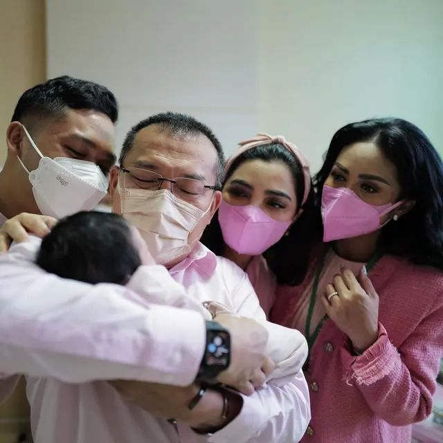 5 Potret Krisdayanti, Anang Hermansyah dan Ashanty Gendong Baby A, Cucu Kesayangan