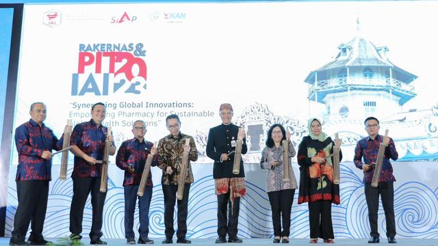 Gubernur Jawa Tengah (Jateng) Ganjar Pranowo saat menghadiri Rakornas dan Pertemuan Ilmiah Tahunan (PIT) Tahun 2023 Pengurus Pusat Ikatan Apoteker Indonesia (IAI) di Hotel Grand Mercure, Solo, Jateng. (Istimewa)