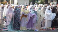 Umat Muslim melaksanakan sholat Idul Fitri 1442 H di masjid Raya Al Arif, Jalan Stasiun Senen, Jakarta, Kamis (13/5/2021). Seluruh umat muslim serentak melaksanakan salat Ied di sejumlah masjid dan jalan terbuka dengan menerapkan protokol kesehatan. (merdeka.com/Imam Buhori)