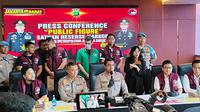 Kapolres Metro Jakarta Barat, Kombes Pol Twedi Aditya Benywahdi, memberikan keterangan pers terkait penangkapan aktor Fachri Albar dalam kasus narkoba, Kamis (24/4/2025). (Liputan6.com/Ady Anugrahadi)
