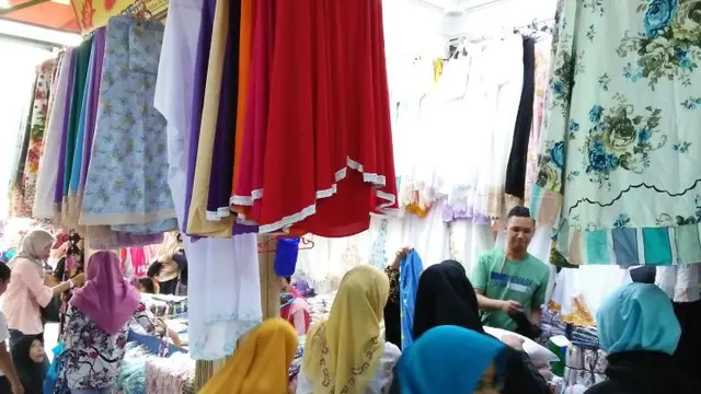 Penjual busana Muslim di Pasar Tanah Abang, Jakarta Pusat. (Dwi Aditya Putra /Merdeka.com)