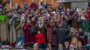 Umat muslim memanjatkan doa saat imam memamerkan peninggalan Nabi Muhammad pada peringatan Isra Miraj di Masjid Hazratbal, Srinagar, Kashmir, India, Jumat (12/3/2021). Ribuan muslim Kashmir berkumpul di Masjid Hazratbal yang menyimpan janggut Nabi Muhammad. (AP Photo/Dar Yasin)