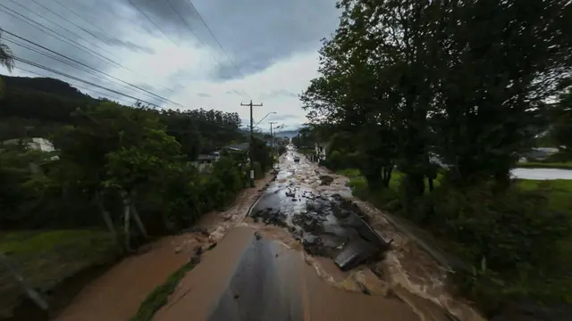 Pemandangan udara dari jalan yang terendam banjir setelah hujan lebat di Kota Encantado, Rio Grande do Sul, Brasil pada 30 April 2024 (Gustavo Ghisleni / AFP/File)
