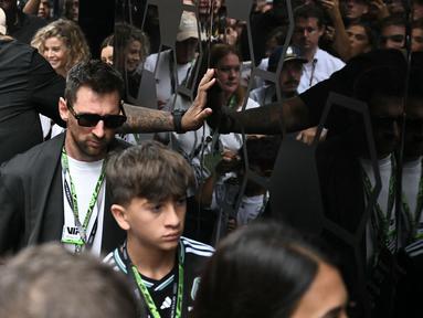 Pesepak bola Argentina, Lionel Messi mencuri perhatian saat Formula 1 GP Miami 2026 pada Minggu (03/05/2026). (AFP/Chandan Khanna)
