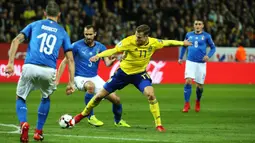 Striker Swedia, John Guidetti, berusaha melewati bek Italia, Georgio Chiellini, Georgio Chiellini, pada laga Kualifikasi Piala Dunia 2018 di Stadion Friends Arena, Solna, Jumat (10/11/2017). Swedia menang 1-0 atas Italia. (AFP/Soren Anderson)
