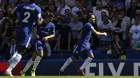 Ada motivasi tersendiri saat pemain Chelsea, Cesc Fabregas (kanan) melawan Arsenal. Fabregas merupakan mantan kapten The Gunners dan kemungkinan akan membuktikan diri untuk mencetak gol. (AP/Alastair Grant)