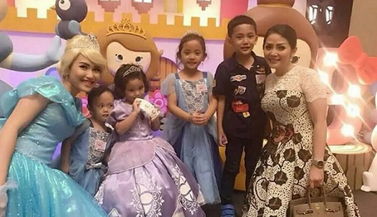 Rambut pirang dan mahkota dikepalanya, Ayu merasakan kepalanya gatal-gatal. Meski tidak betah, itu semua demi putrinya. "Gatal banget ini kepala sebenernya, tapi ya gimana," kata Ayu Ting Ting.‬ (Instagram/bilqis3rdbirthday)