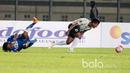 Perlawanan keras dari Persela Lamongan membuat para Persib Bandung sedikit kewalahan paada babak pertama laga Grup 3 Piala Presiden 2017 di Stadion Si Jalak Harupat, Soreang, Kabupaten Bandung, Jumat (17/2/2017).  (Bola.com/Nicklas Hanoatubun)