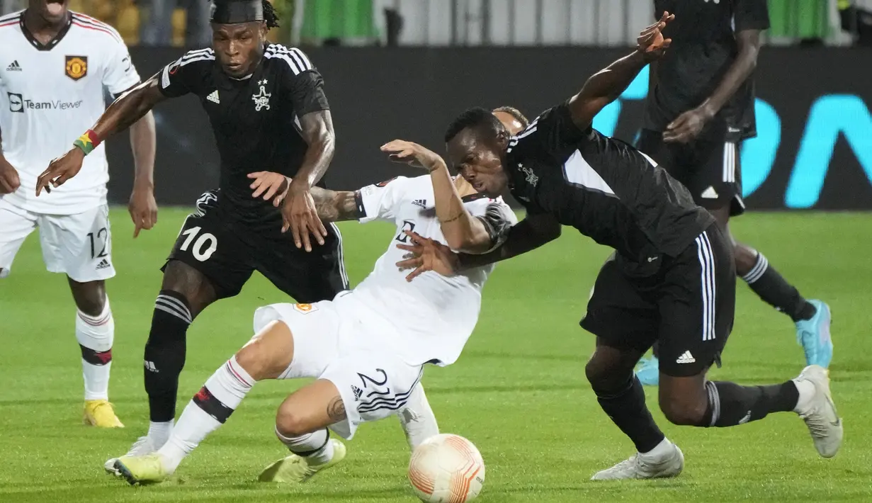 Setan Merah menaklukkan tuan rumah dengan skor 2-0. Dua gol kemenangan Manchester United di Moldova masing-masing dicetak oleh Jadon Sancho serta Cristiano Ronaldo. (AP/Sergei Grits)