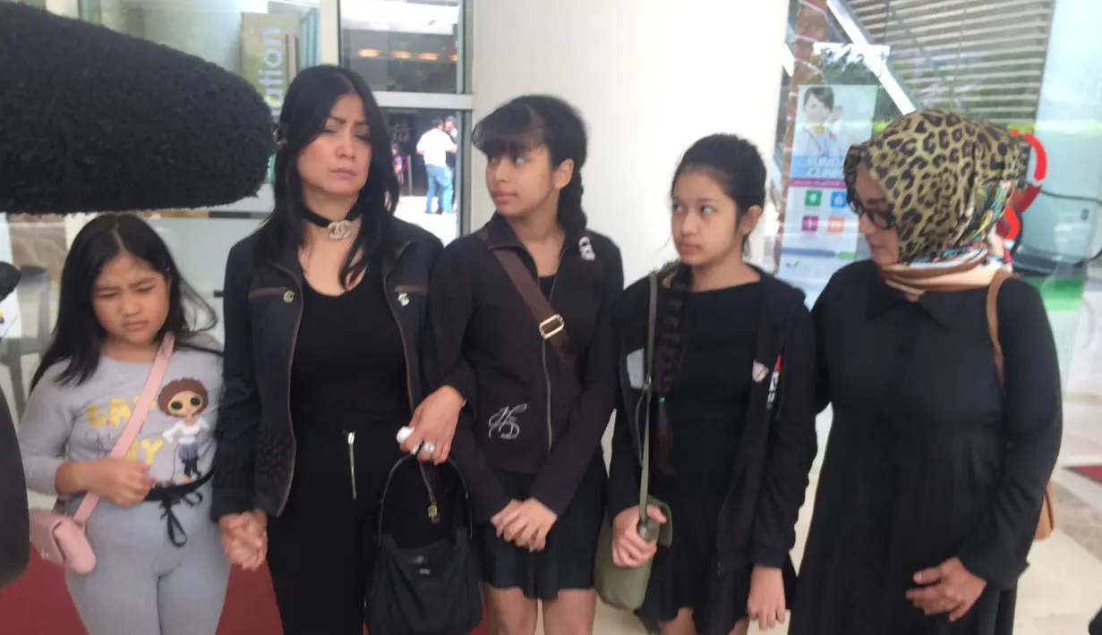 Ditemani dua orang sahabat Yana, yakni Lingga Suri dan Firda Kussier, dua anak Yana sangat tegar. Justru Aurelia dan Alika lah yang menenangkan Lingga dan Firda yang menangis histeris saat tahu Yana meninggal dunia (Ruswanto/Bintang.com)