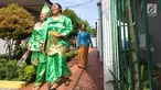 Penghuni lapas wanita bersiap menggunakan hak pilihnya di TPS 56 Lapas Pemasyarakatan Perempuan Tangerang, Rabu (17/4). Penghuni Lapas Wanita menyalurkan hak pilihnya dengan berpakaian daerah,nuansa ini dipilih sekaligus memperingati hari kartini pada bulan ini. (Liputan6.com/HO/Ading)