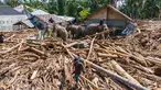 Foto ini menunjukkan tim pencari dan penyelamat gabungan mengerahkan gajah Sumatra untuk membantu membersihkan puing-puing pohon pasca banjir bandang di Meureudu, Kabupaten Pidie Jaya, Provinsi Aceh, pada Senin 8 Desember 2025. Tim gabungan mengerahkan beberapa ekor gajah Sumatra untuk membantu membersihkan tumpukan kayu gelondongan di Meureudu, Kabupaten Pidie Jaya, Provinsi Aceh pada Senin 8 Desember 2025. (CHAIDEER MAHYUDDIN/AFP)
