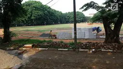 Pekerja menyelesaikan pengerjaan proyek revitalisasi Lapangan Banteng di Jakarta Pusat, Rabu (1/11). Proyek yang digarap sejak awal September kemarin masih berlangsung hingga saat ini. (Liputan6.com/Immanuel Antonius)