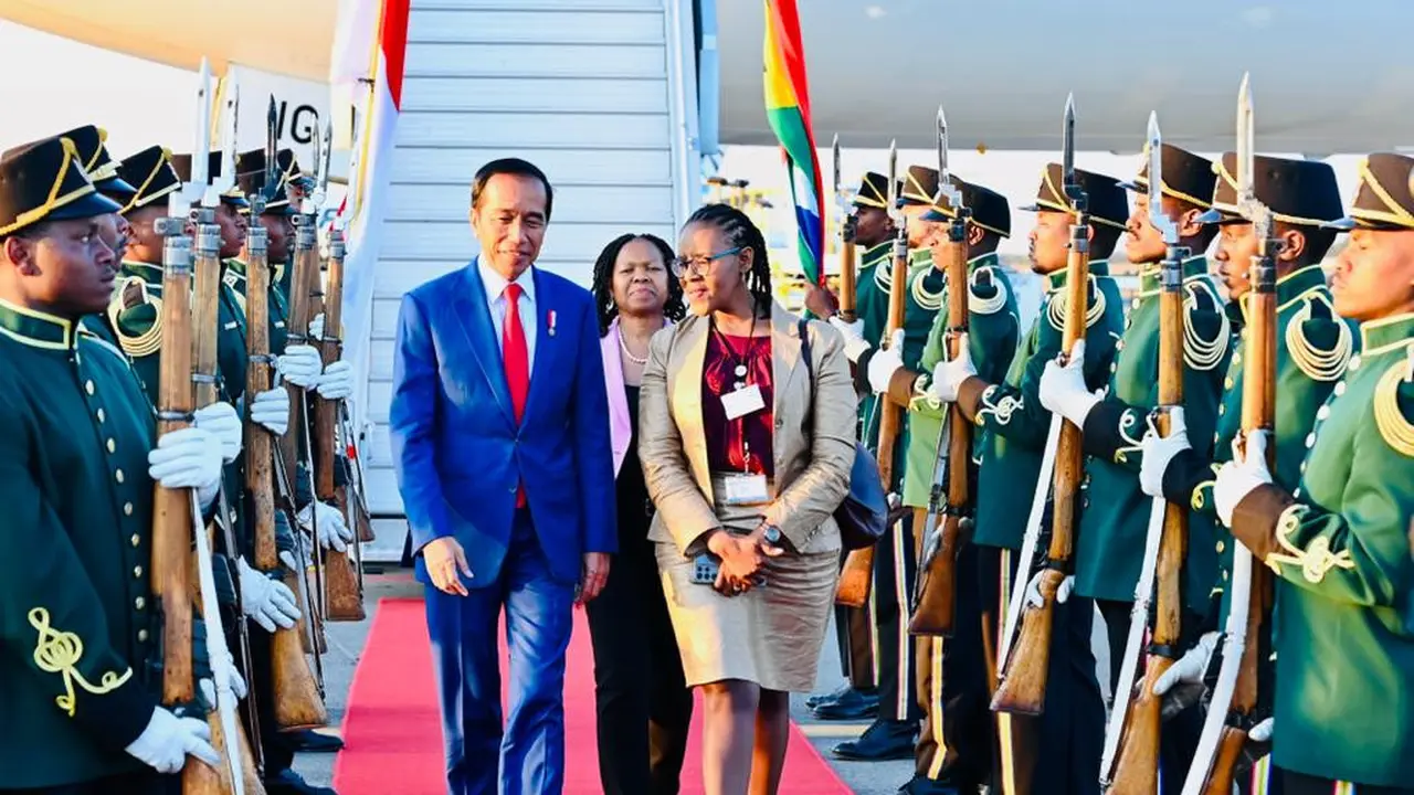 Presiden Joko Widodo atau Jokowi saat tiba di Bandar Udara Internasional O.R. Tambo, Johannesburg, Republik Afrika Selatan.
